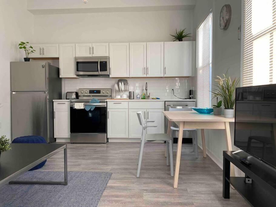 Chic Bungalow Apartment Steps From Armature Works & Downtown Riverwalk Tampa Exterior photo