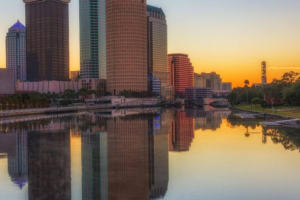 Chic Bungalow Apartment Steps From Armature Works & Downtown Riverwalk Tampa Exterior photo